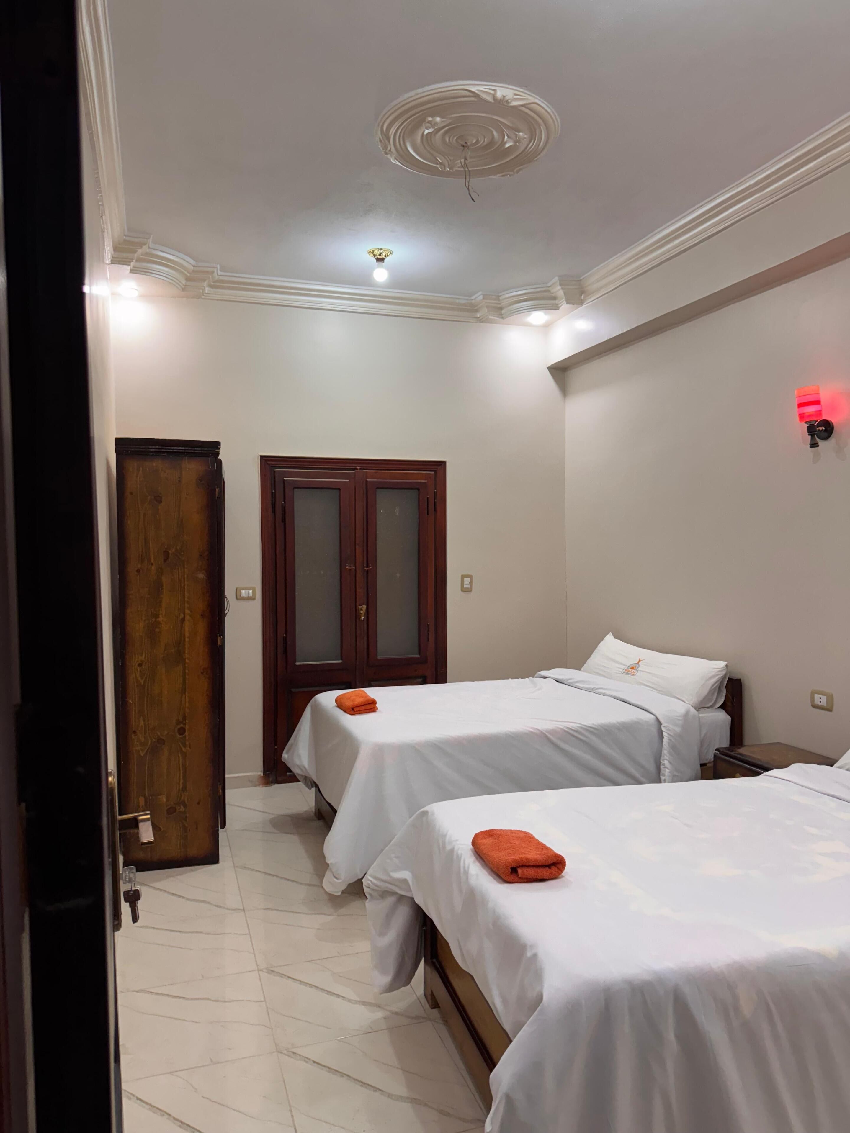 Tabla de planchar con plancha, wifi gratis y ropa de cama 