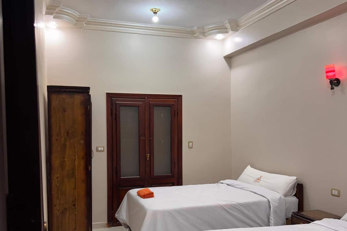 Tabla de planchar con plancha, wifi gratis y ropa de cama