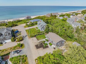 Un barrio residencial con casas, una playa y una vista despejada del océano.