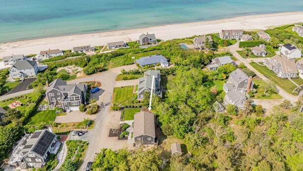 Un quartier résidentiel situé sur la côte, avec des maisons, une plage et une vue dégagée sur l’océan.