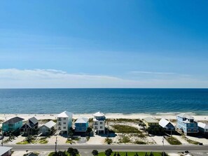Playa en los alrededores, camastros y toallas de playa 