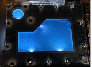 Alberca al aire libre y alberca climatizada