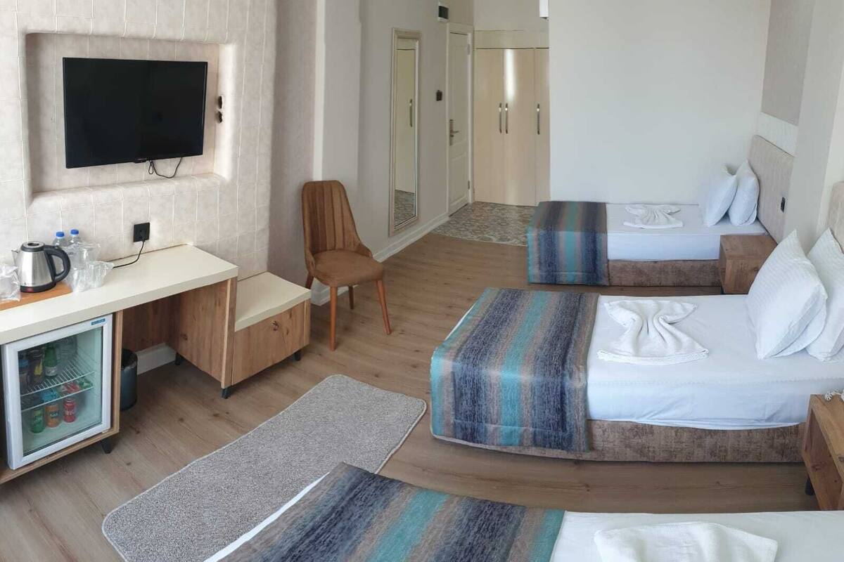 Quarto triplo família | Escrivaninha, Wi-Fi de cortesia, roupa de cama
