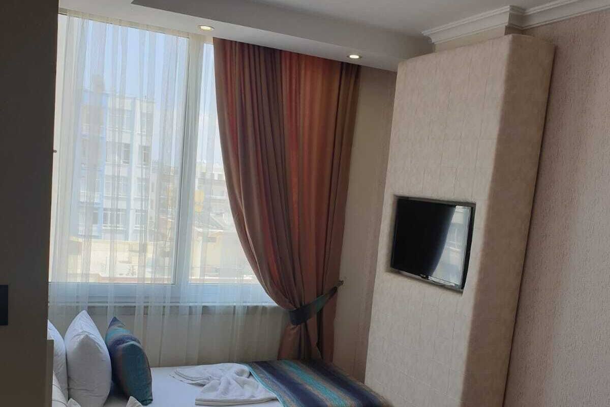 Quarto econômico | Escrivaninha, Wi-Fi de cortesia, roupa de cama