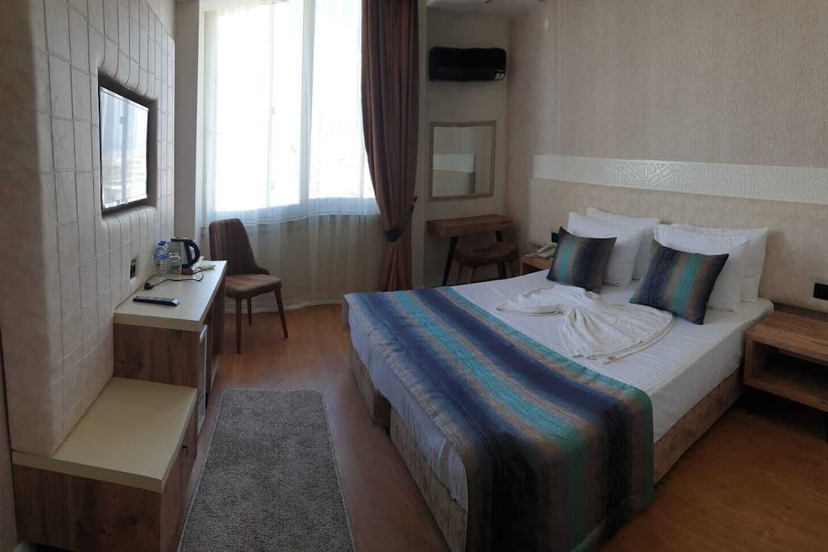 Escritorio, wifi gratis y ropa de cama