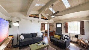 Smart TV y chimenea 