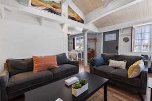 Smart TV, fireplace - Little Loaf Lodge - Fireplace, Fenced Yard, Pet Friendly, Barbecue (Sugarloaf)