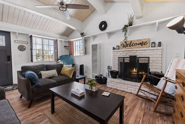 Smart TV, fireplace - Little Loaf Lodge - Fireplace, Fenced Yard, Pet Friendly, Barbecue (Sugarloaf)