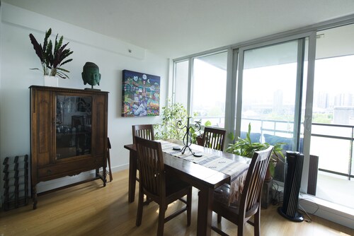 Stylish, Bright, Chinatown Condo, w/secure parking, pet ok, view, self-check-in.