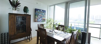 Stylish, Bright, Chinatown Condo, w/secure parking, pet ok, view, self-check-in.