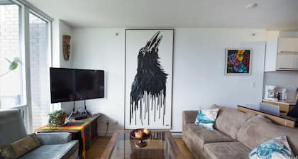 Stylish, Bright, Chinatown Condo, w/secure parking, pet ok, view, self-check-in.