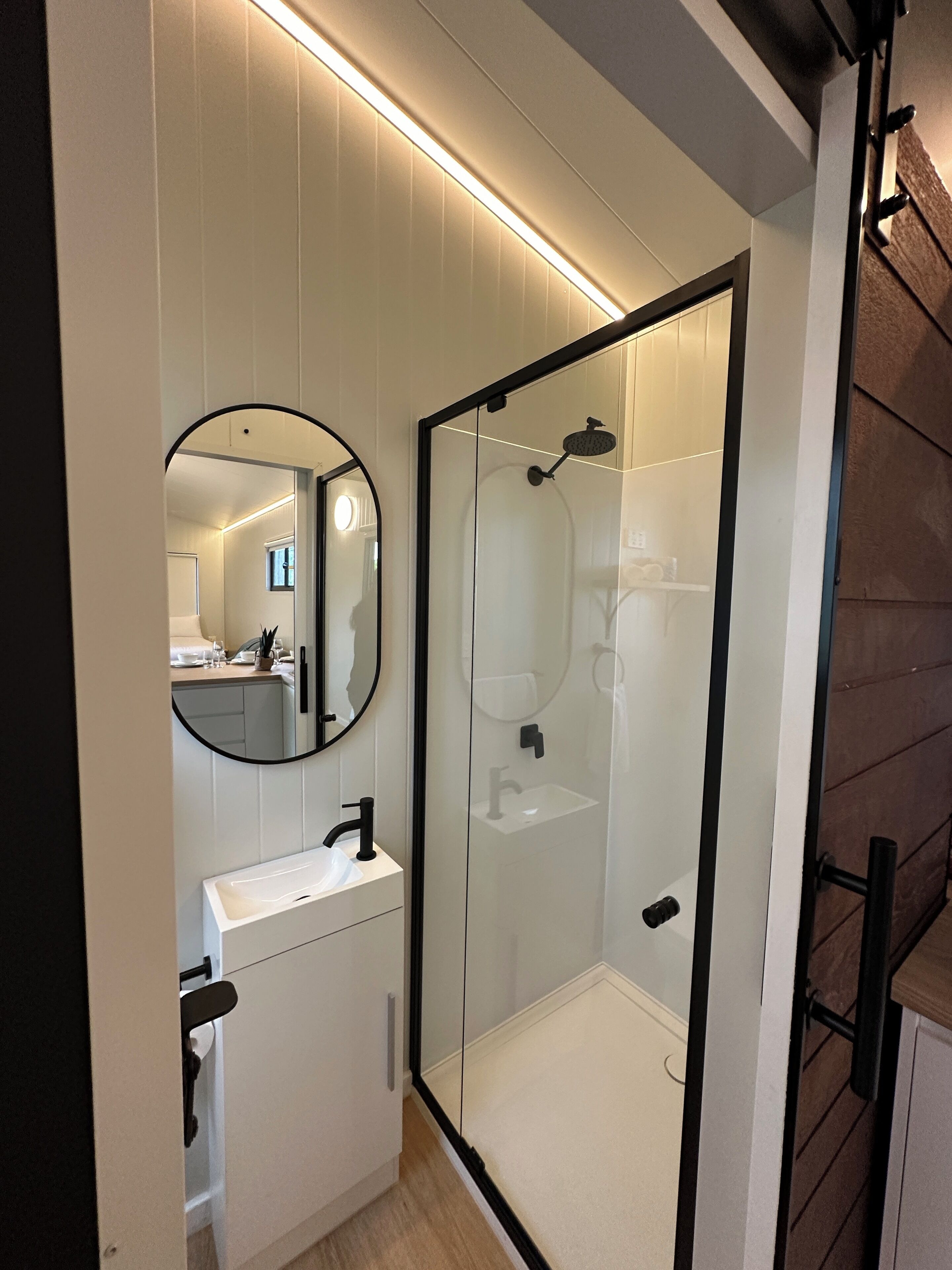 Deluxe Studio | Bathroom