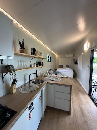 Refrigerador con freezer, microondas, placa de cocina, lavavajillas. Bellinger River Tourist Park