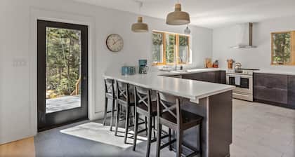 Boothbay area -- Newly renovated, near ocean, short drive to Botanical Gardens