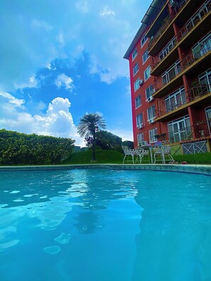 Outdoor pool - Beautiful apartment with pool and mountain view (San Salvador)