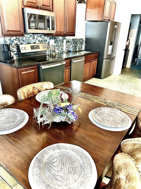 Fridge, microwave, oven, stovetop - Frick'n Ranch Welcomes Hunters (sheridan)