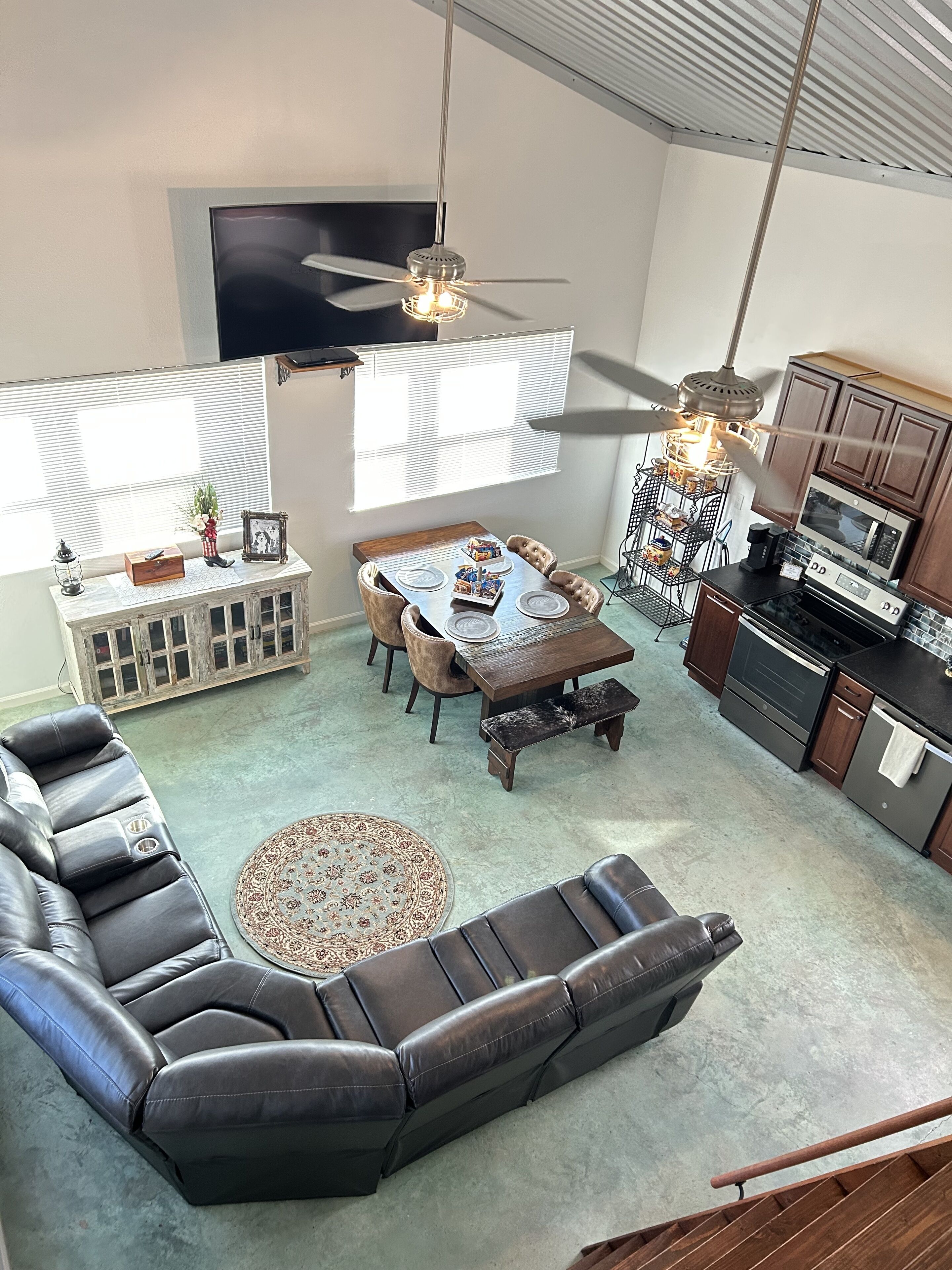 Smart-tv, een dvd-speler, boeken en een filmbibliotheek
