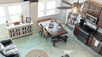 Smart-tv, een dvd-speler, boeken en een filmbibliotheek