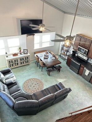 TV connectée, lecteur de DVD, livres, vidéothèque