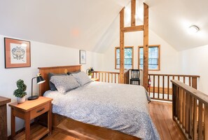 2 bedrooms, free WiFi, bed sheets - Beachfront Cabin With Incredible Views! ⎮Salty Dog (Ucluelet)