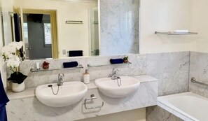 Shower, hair dryer, towels, soap - Quiet Island Retreat (South Stradbroke Island)