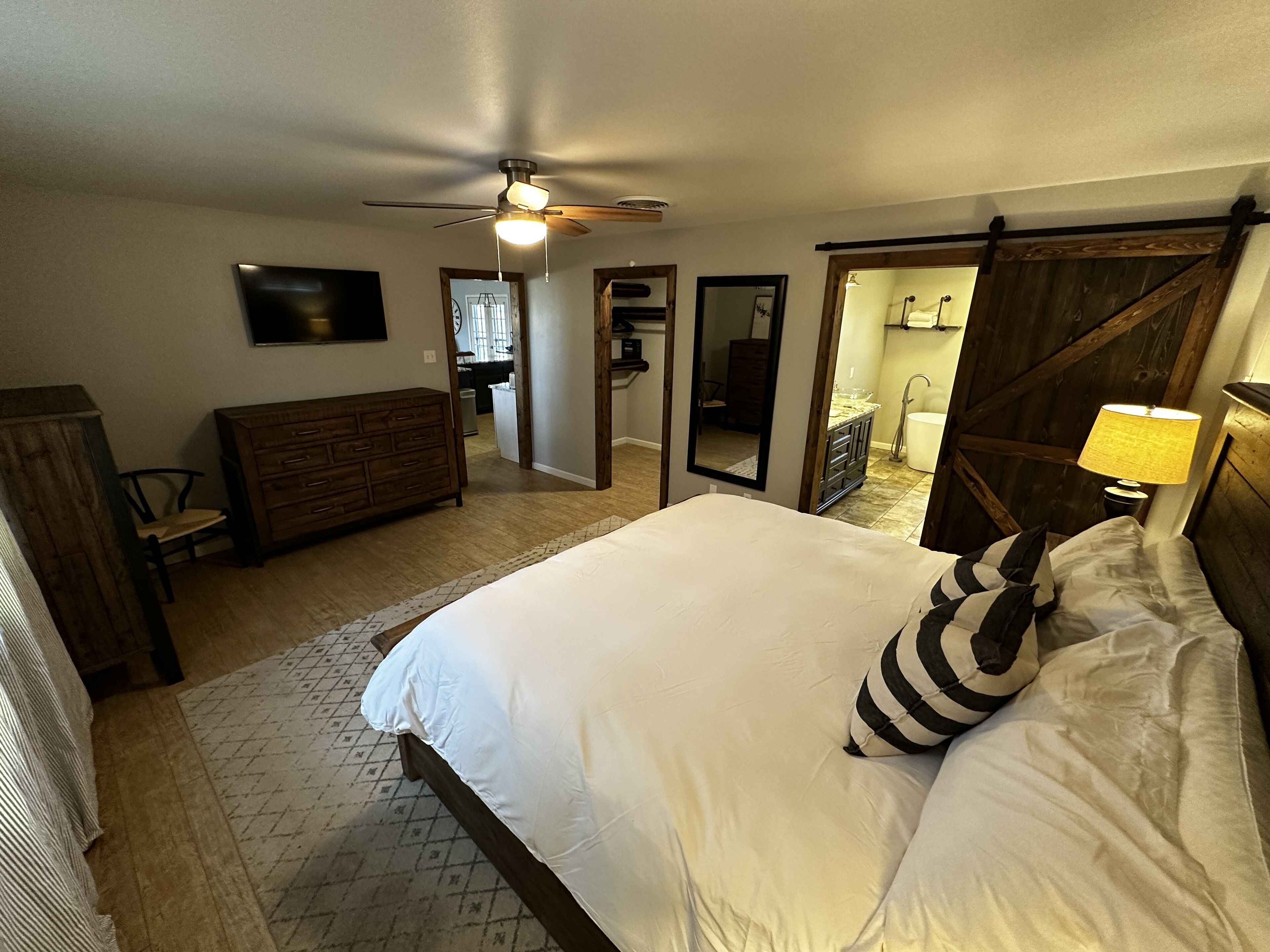3 chambres, fer et planche à repasser, Wi-Fi gratuit, draps fournis