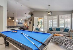 Televisión y chimenea 