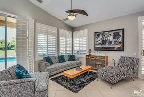 Een televisie en een open haard