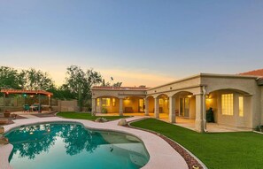 Utendørsbasseng og et oppvarmet basseng