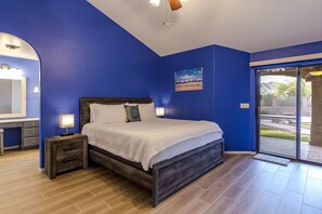 4 soverom, skrivebord, strykejern/-brett og reiseseng for barn