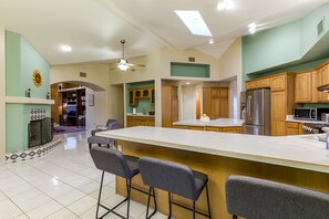 Kjøleskap, mikrobølgeovn, ovn og kokeplater