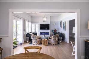 Smart-TV, peis og bøker