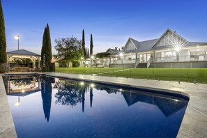 Piscine extérieure, couloir de nage