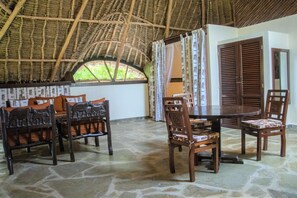 Dining - 1 room apartment (ground floor) with bathroom & kitchenette & terrace -NG- in the "Forest Dream Resort" (Diani Beach)