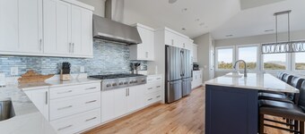 1920 - Captain's Corner, a stunning 11-bed Corolla, NC, private pool, game room, theatre room