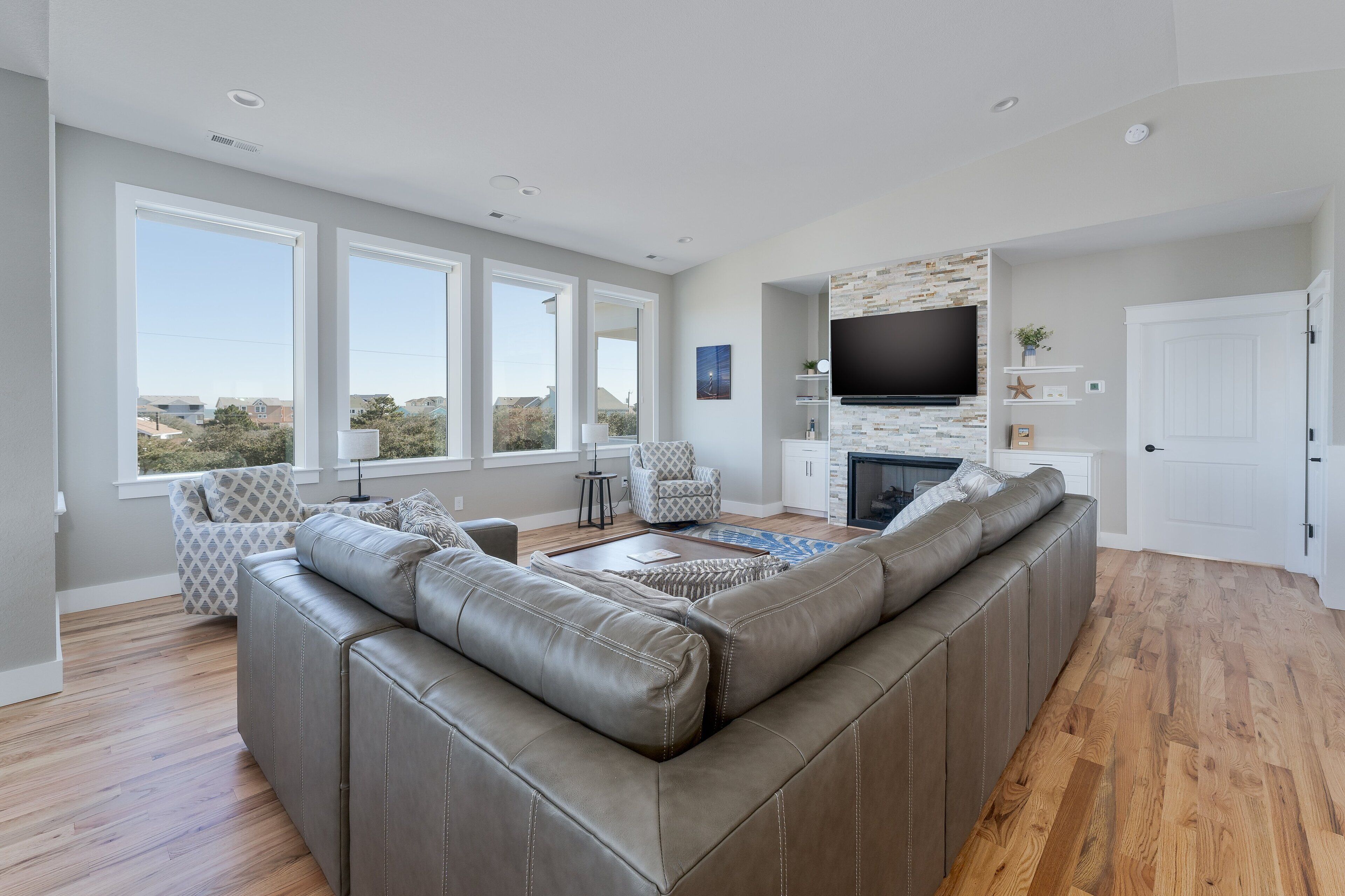 Télévision, baby-foot, chaîne hi-fi