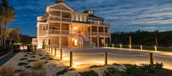 1920 - Captain's Corner, a stunning 11-bed Corolla, NC, private pool, game room, theatre room