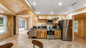 Hickory Headway | Private kitchen | Full-sized fridge, microwave, oven, stovetop