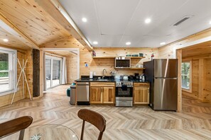 Rumah | Dapur pribadi | Lemari es besar, microwave, oven, dan kompor