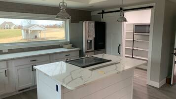 雪櫃、微波爐、焗爐、洗碗機