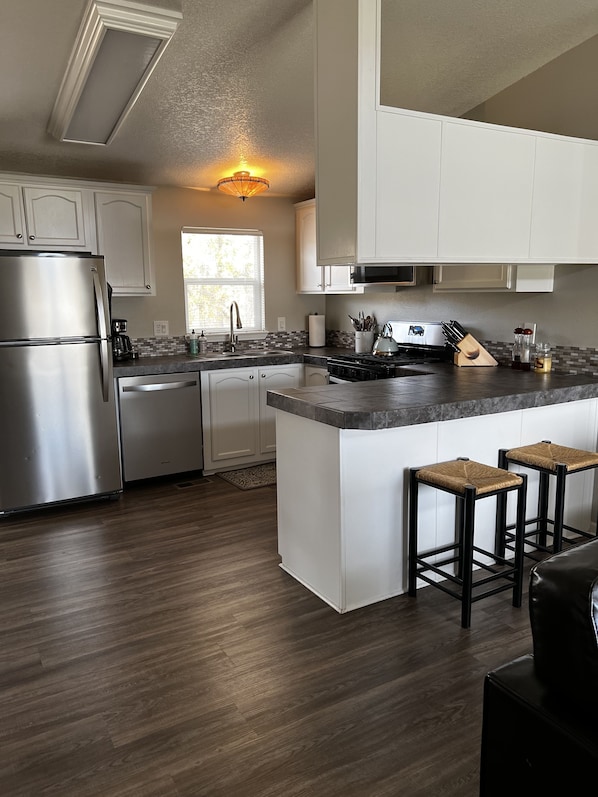 Fridge, microwave, oven, stovetop - Cozy and comfortable 3 bedroom set in the rural oaks and vineyards. (Templeton)