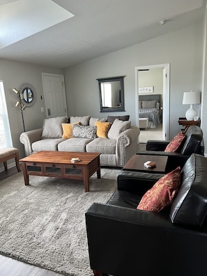 Smart TV - Cozy and comfortable 3 bedroom set in the rural oaks and vineyards. (Templeton)