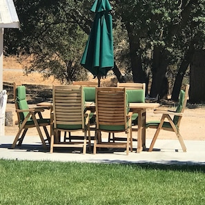 Outdoor dining - Cozy and comfortable 3 bedroom set in the rural oaks and vineyards. (Templeton)