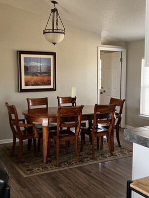 Dining - Cozy and comfortable 3 bedroom set in the rural oaks and vineyards. (Templeton)