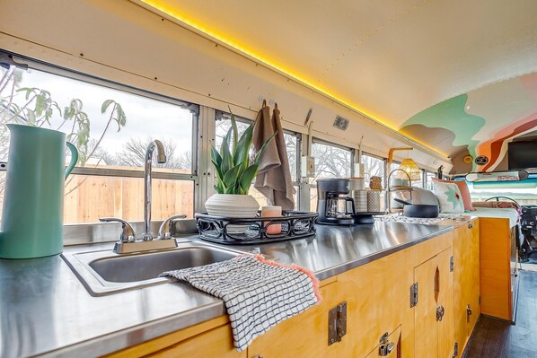 Réfrigérateur, micro-ondes, cafetière/bouilloire