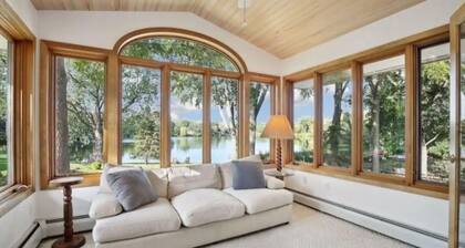 Lake Retreat, Year Round Hot Tub, Pool Table, Pedal Boat