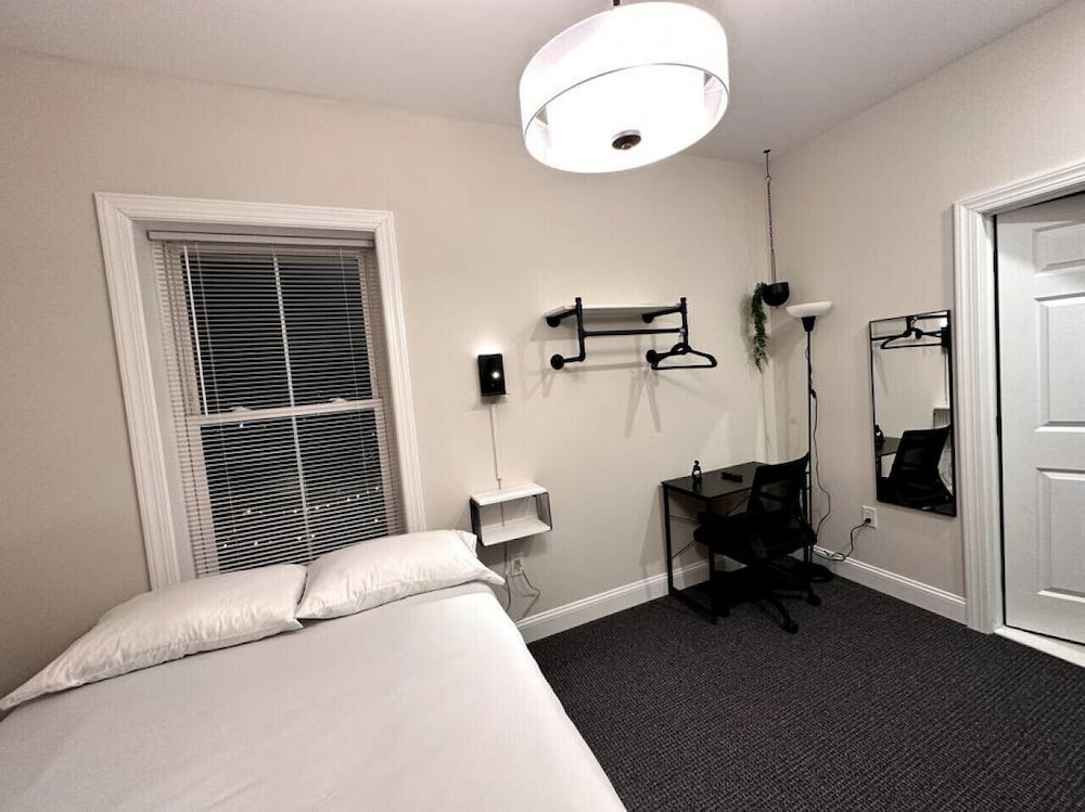 L304 · The Lack Queen Suite B04 East Stroudsburg Vrbo