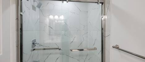 Dusche, HandtĂŒcher, Shampoo