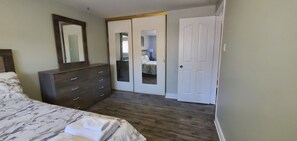 3 bedrooms, WiFi, bed sheets - 3bd house with basement in Brampton close to Hwy 410 (Brampton)