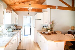 Fridge, microwave, oven, stovetop - Blue Haven Cottage - New Buffalo Beach, near Wineries & Breweries (New Buffalo)